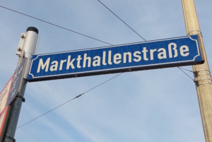 Das Straßenschild der Markthallenstraße.