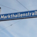 Das Straßenschild der Markthallenstraße.
