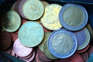 Münzen, von oben fotografiert, liegen übereinander.