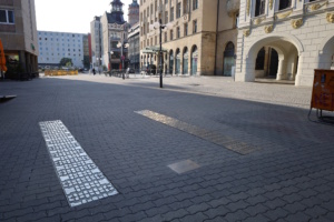 Die Panzerspuren im Salzgäßchen, die an den 17. Juni 1953 erinnern.
