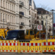 Baustelle im Wohngebiet mit Absperrung und Fahrzeugen.