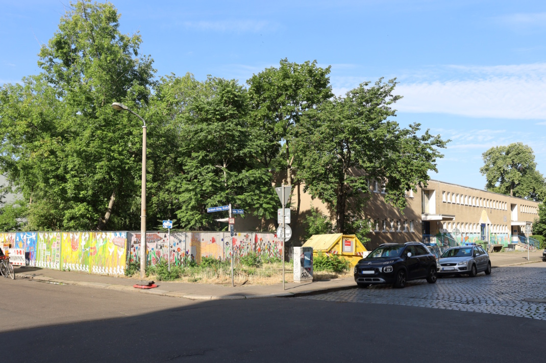An der Kita „Sonnenwinkel“, Straße mit parkenden PKW.