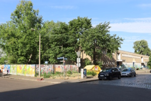 An der Kita „Sonnenwinkel“, Straße mit parkenden PKW.