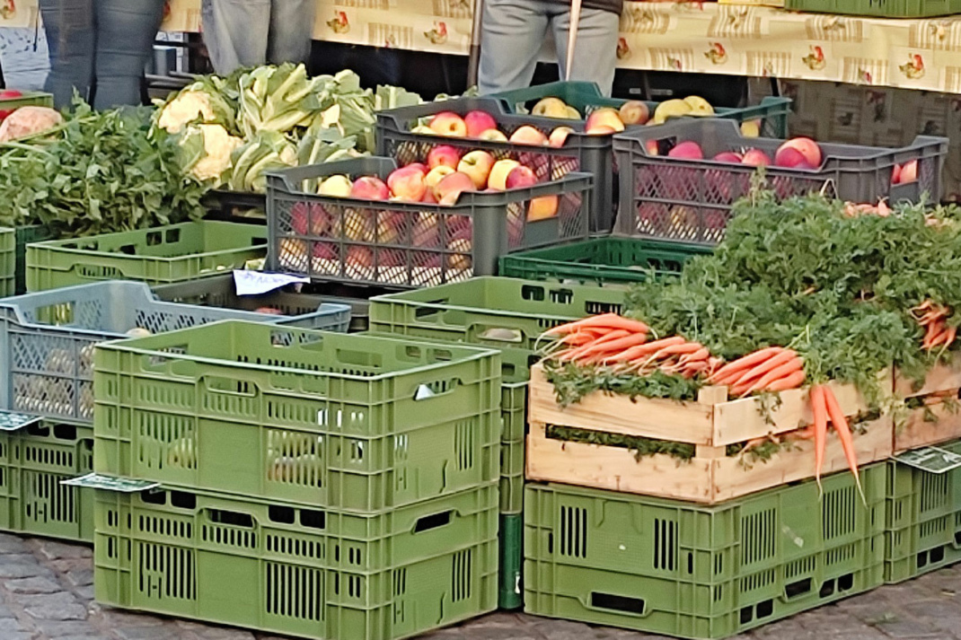 Kisten mit Obst und Gemüse