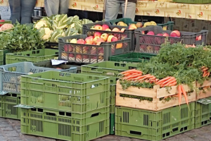 Kisten mit Obst und Gemüse