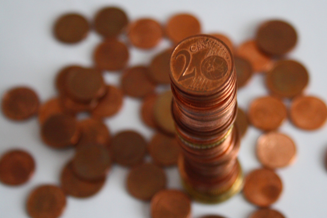 Gehäufte und gestapelte Centstücke.