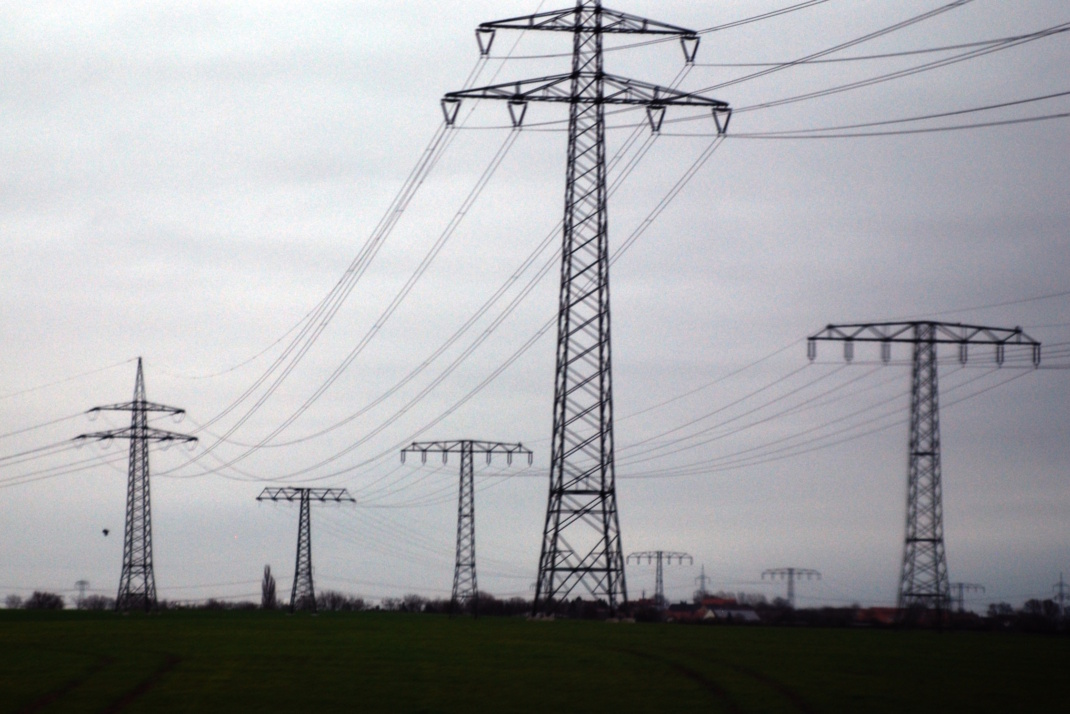 Auch der Ausbau der Stromnetze kleckert hinterher. Foto: Michael Frreitag