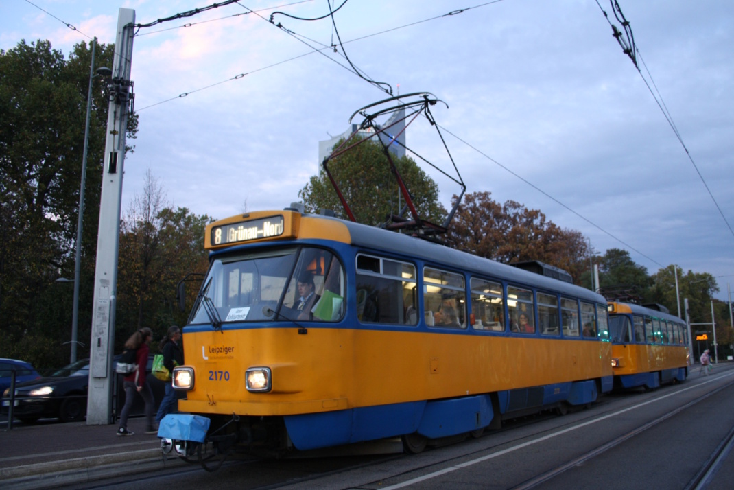 Tatra-Straßenbahn im abendlichen Verkehr.
