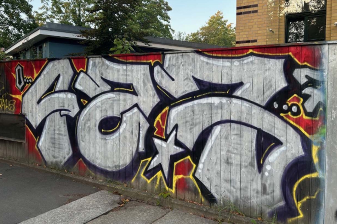 Der alte, mit Graffiti verzierte Zaun der Kita Unikat. Foto: Kindervereinigung Leipzig