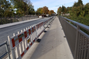 Aufnahme einer Brücke für Fußgänger, Weg führt nach vorn.