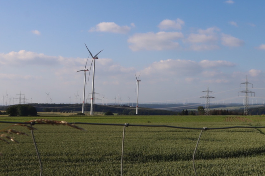 Windkraftanlagen am Rand einer Autobahn.