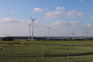 Windkraftanlagen am Rand einer Autobahn.