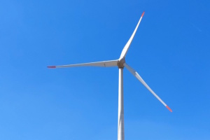 Windrad vor blauem Himmel.