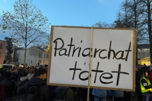 Schild mit der Aufschrift „Patriarchat tötet“