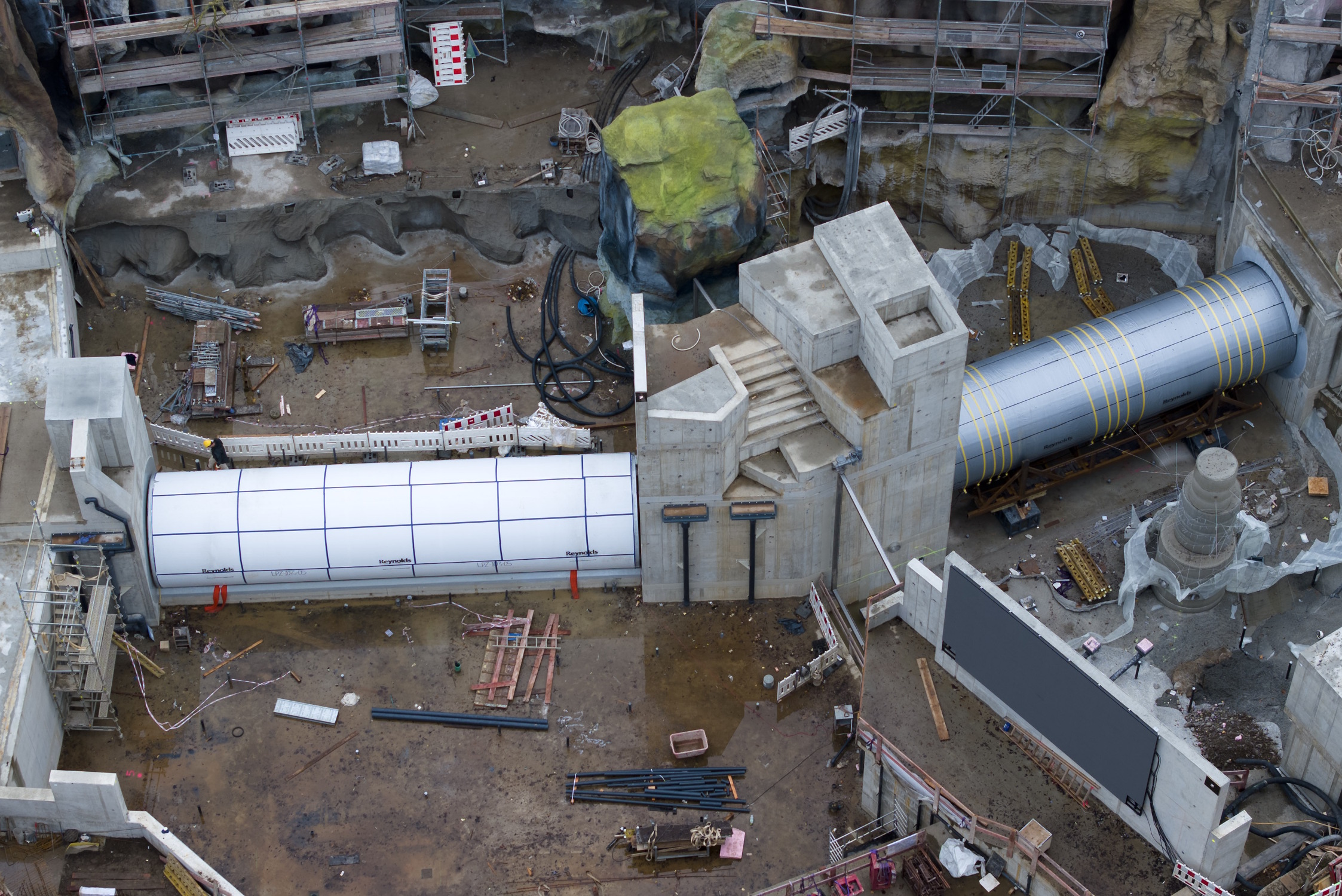 Die beiden eingesetzten Teilstücke des Unterwassertunnels für das künftige Feuerland. Foto: Zoo Leipzig