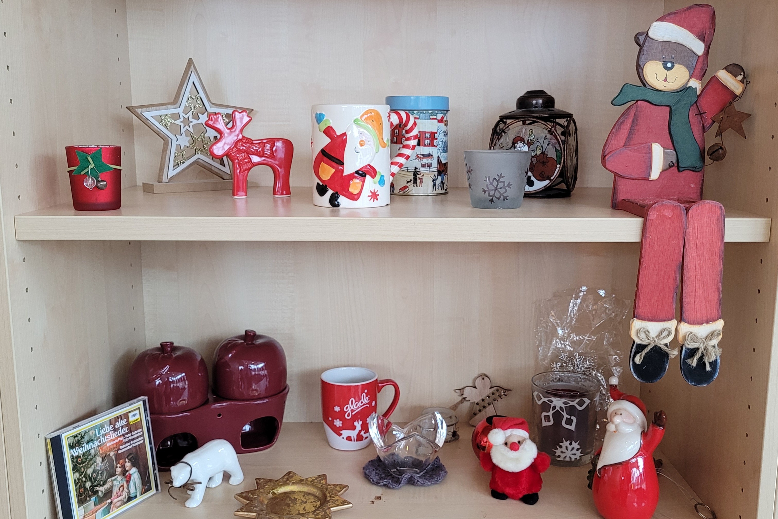 Tauschregal-rund-um-Weihnachten-im-Foyer-des-Technischen-Rathauses