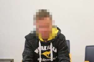 Angeklagter sitzt im Gerichtssaal.