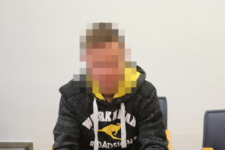 Angeklagter sitzt im Gerichtssaal.