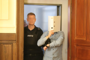 Angeklagter wird in den Saal hereingeführt.