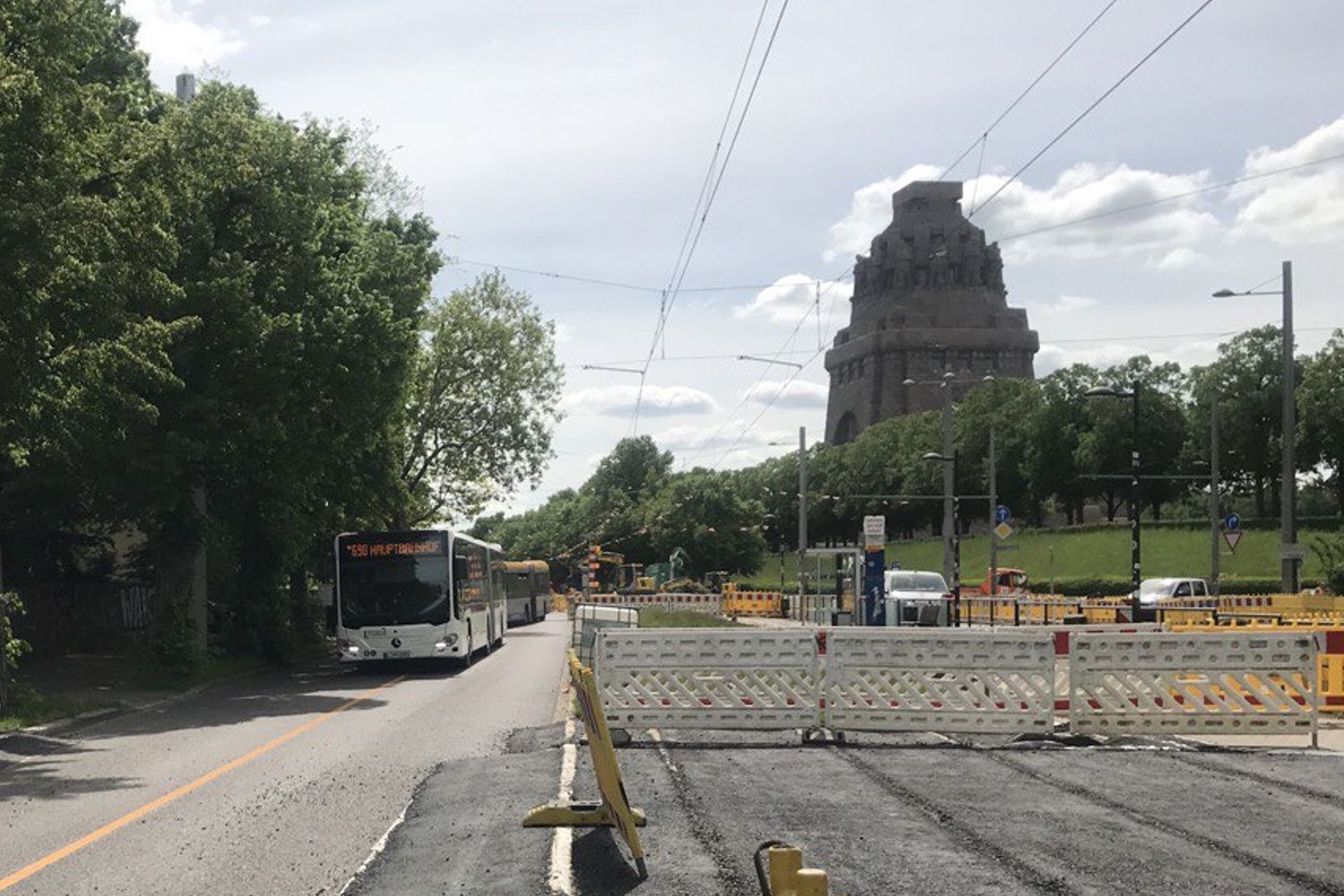 Freitag-der-28-November-2025-Feuer-in-Lindenau-Bimmel-f-hrt-wieder-durch-Prager-Stra-e-Kraftklub-Kritik