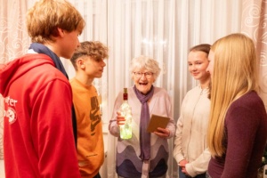 Johanniter-Jungend überbringt „Post gegen Einsamkeit“ und das Friedenslicht 2024 im Johanniter-Generationen Wohnen Leipzig-Grünau Foto: Johanniter Sachsen