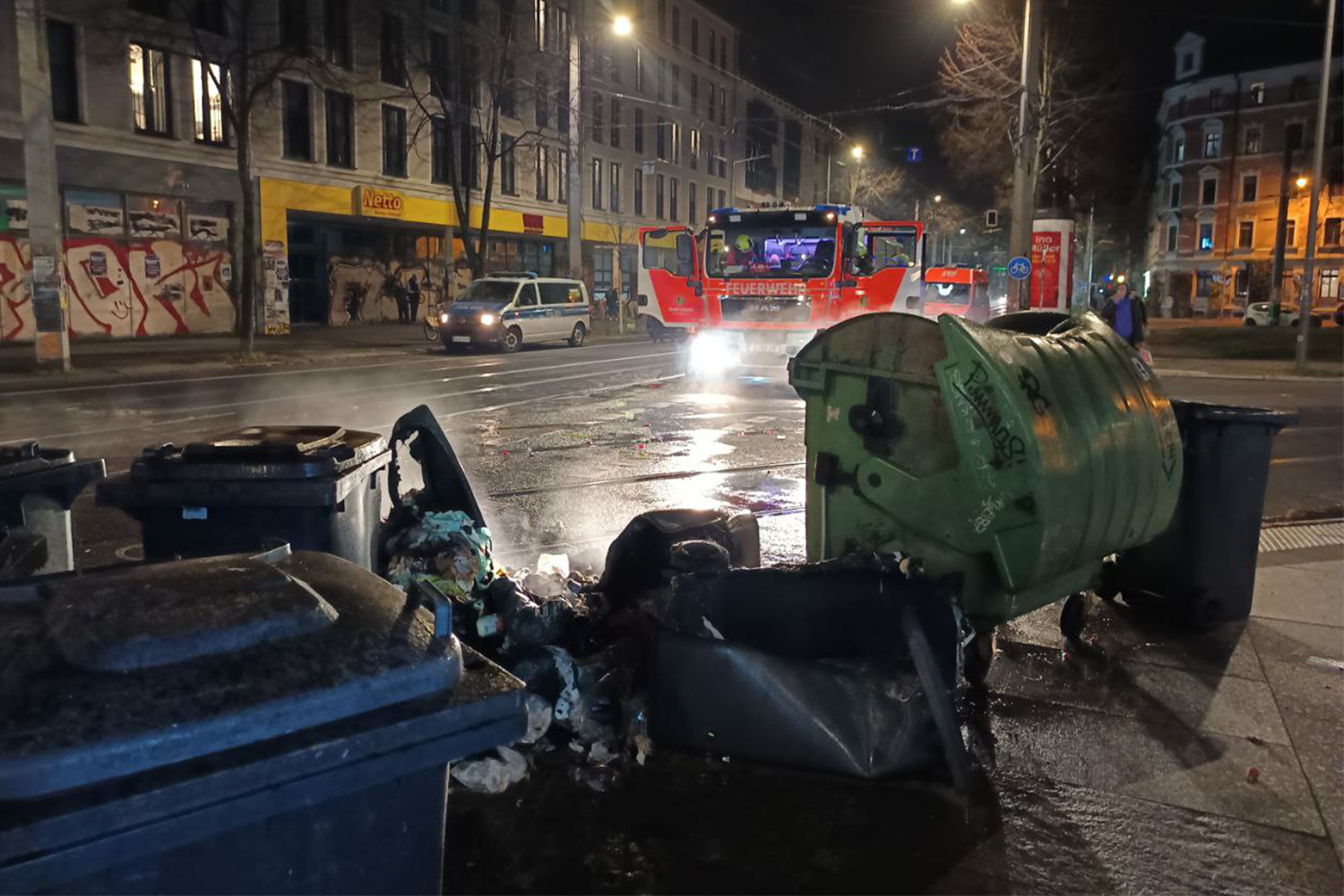 Das-Wochenende-22-23-November-2025-Totensonntag-Verletzte-nach-Schl-gerei-und-brennende-Barrikaden-in-Connewitz