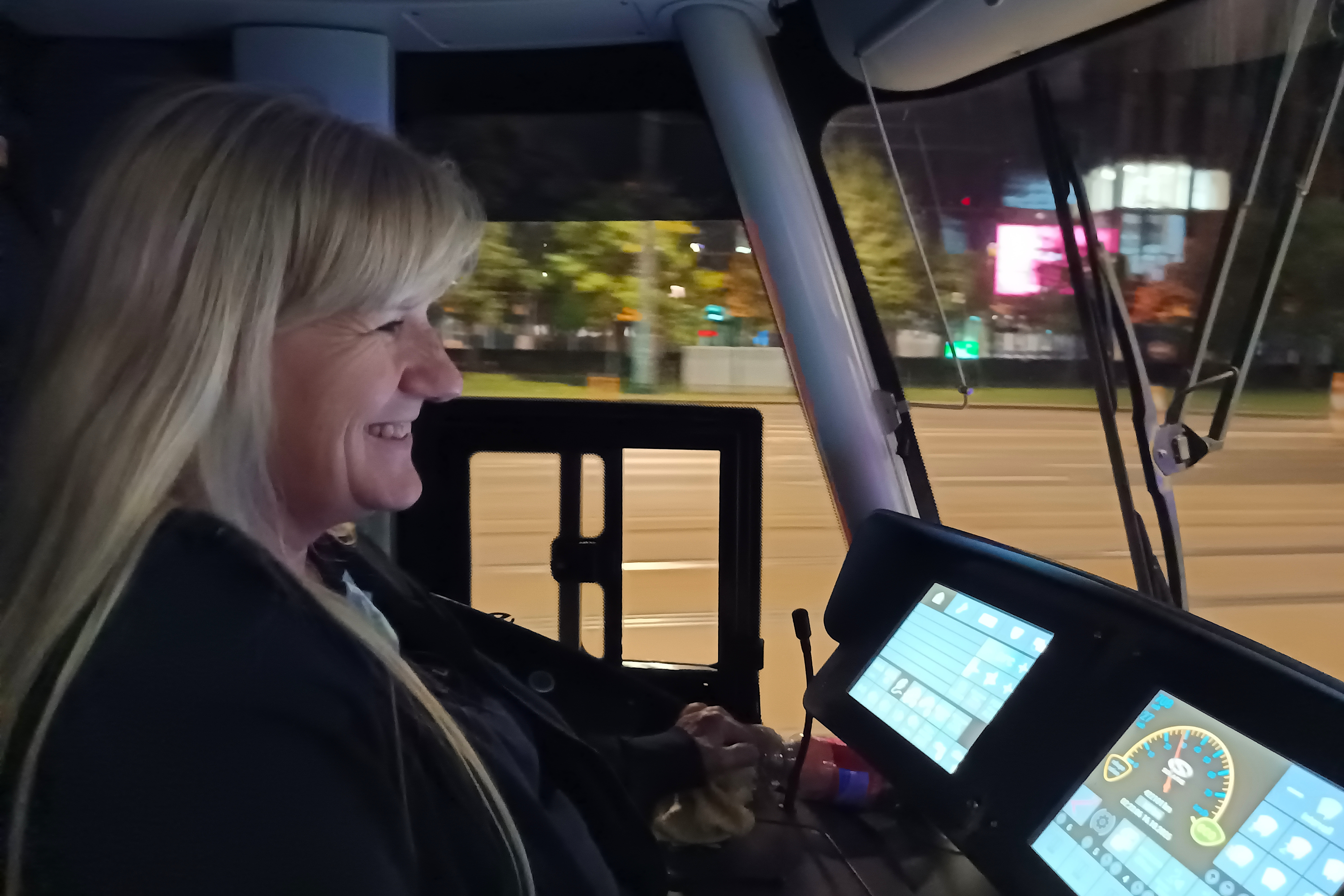 Auch nach vier Jahrzehnten sitzt Kerstin Werner leidenschaftlich gern in der Fahrerkabine. Foto: Lucas Böhme