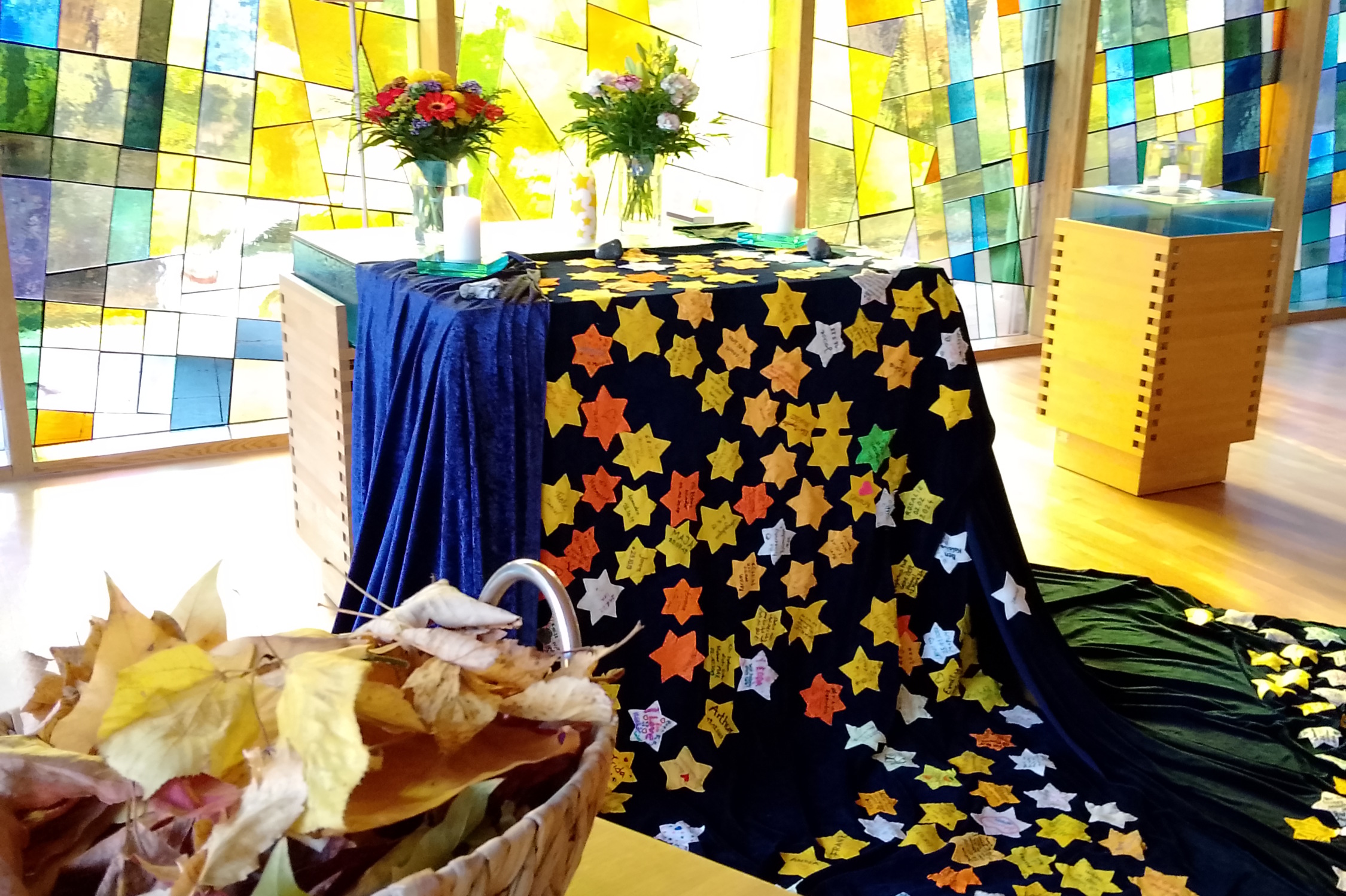 Abschiedsfeier in Leipzig für Schmetterlingskinder: Jeder Stern auf dem Himmelstuch erinnert an ein Sternenkind. Foto: Holger Zürch