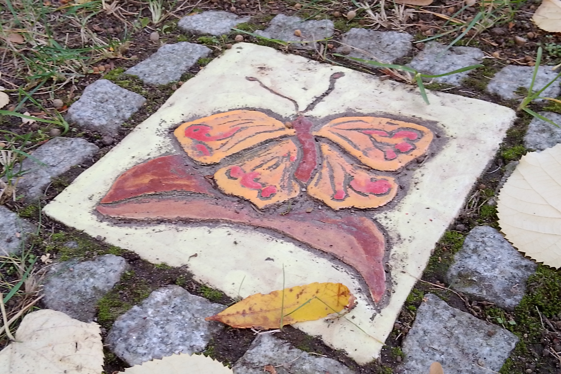 Bodenplatte mit Schmetterling auf dem Friedhof Lindenau. Foto: Holger Zürch