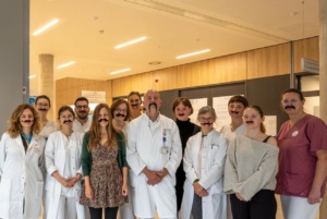 Das Team des universitären Krebszentrums am UKL macht zum Movember mit einem symbolischen Schnurrbart auf das Thema Männergesundheit aufmerksam. Bild: UKL/Hagen Deichsel