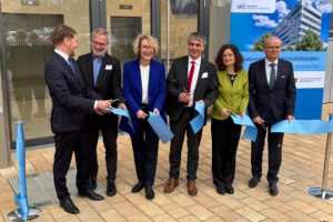 P Michael Kretschmer (Sachsen), Helmholtz-Präsident Dr. Martin Keller, Prof. Katrin Böhning-Gaese (GF UFZ), Staatssekretär Dr. Steffen Eichner (Sachsen-Anhalt), Dr. Sabine König (GF UFZ), BMFTR-Staatssekretär Dr. Rolf-Dieter Jungk (v.l.n.r.) beim obligatorischen Banddurchschneiden vor dem neuen Gebäude.Foto: Dr. Reinart Feldmann / UFZ