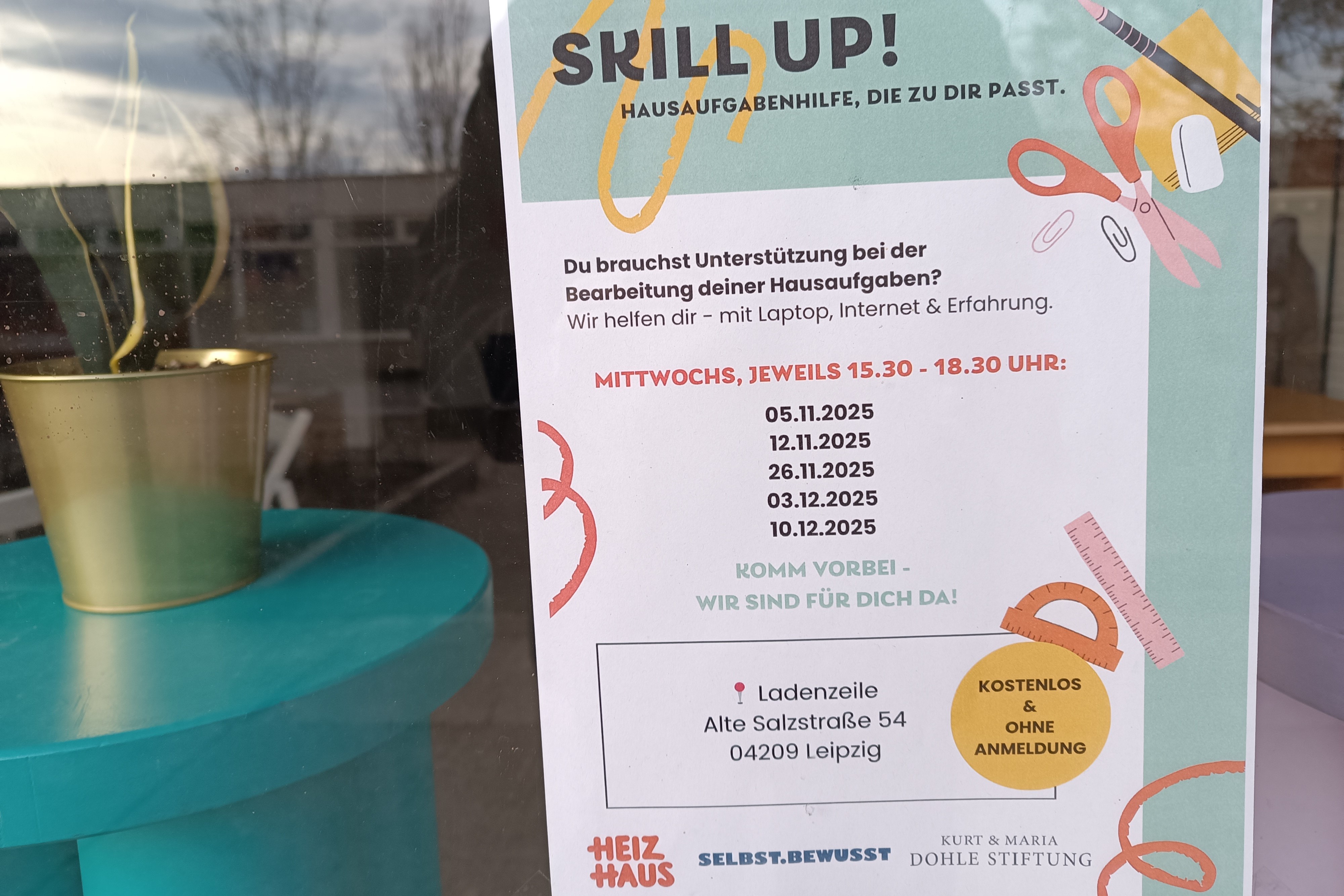 Ein Plakat im Schaufenster des SKILL UP! Foto: Thomas Köhler