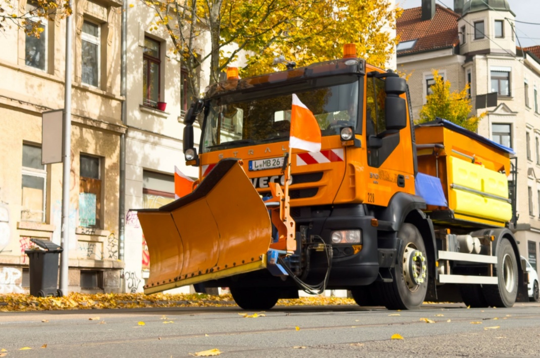 Ein Räumfahrzeug auf der Straße