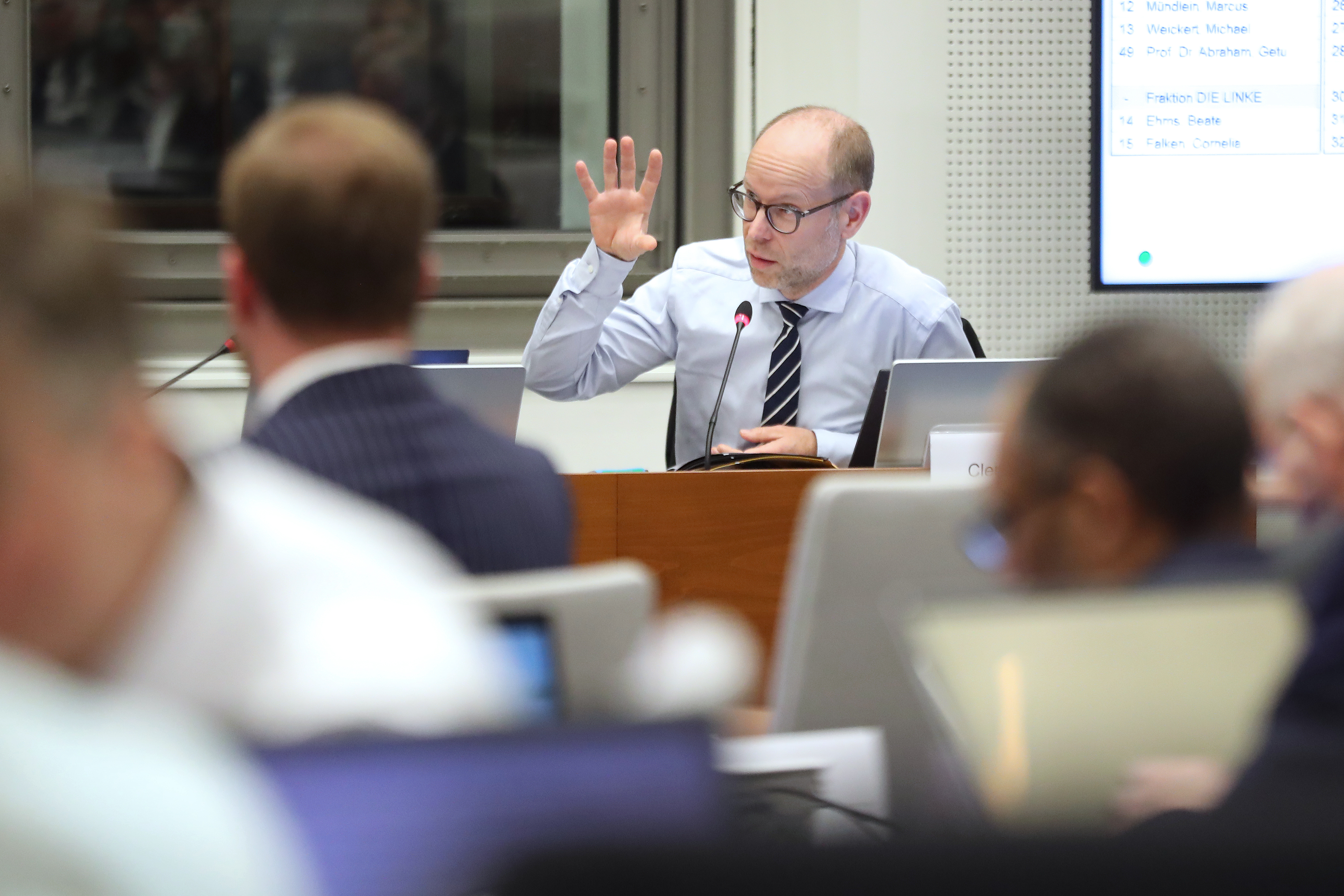 Herr Clemens Schülke (CDU), Beigeordneter für Wirtschaft, Arbeit und Digitales, im Leipziger Stadtrat am 26.11.2025. Foto: Jan Kaefer