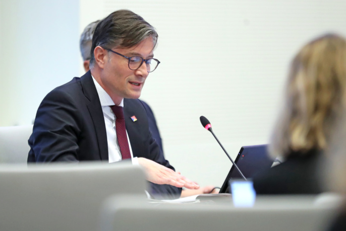 Der-Stadtrat-tagte-Wenn-das-Gr-nfl-chenamt-bei-Radwegen-im-Gr-nen-einfach-im-Nebel-tappt-Video