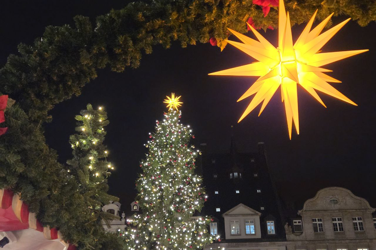 Dienstag-der-25-November-2025-Weihnachtsmarkt-offen-Demo-gegen-patriarchale-Gewalt-Antifa-Ost-Prozess