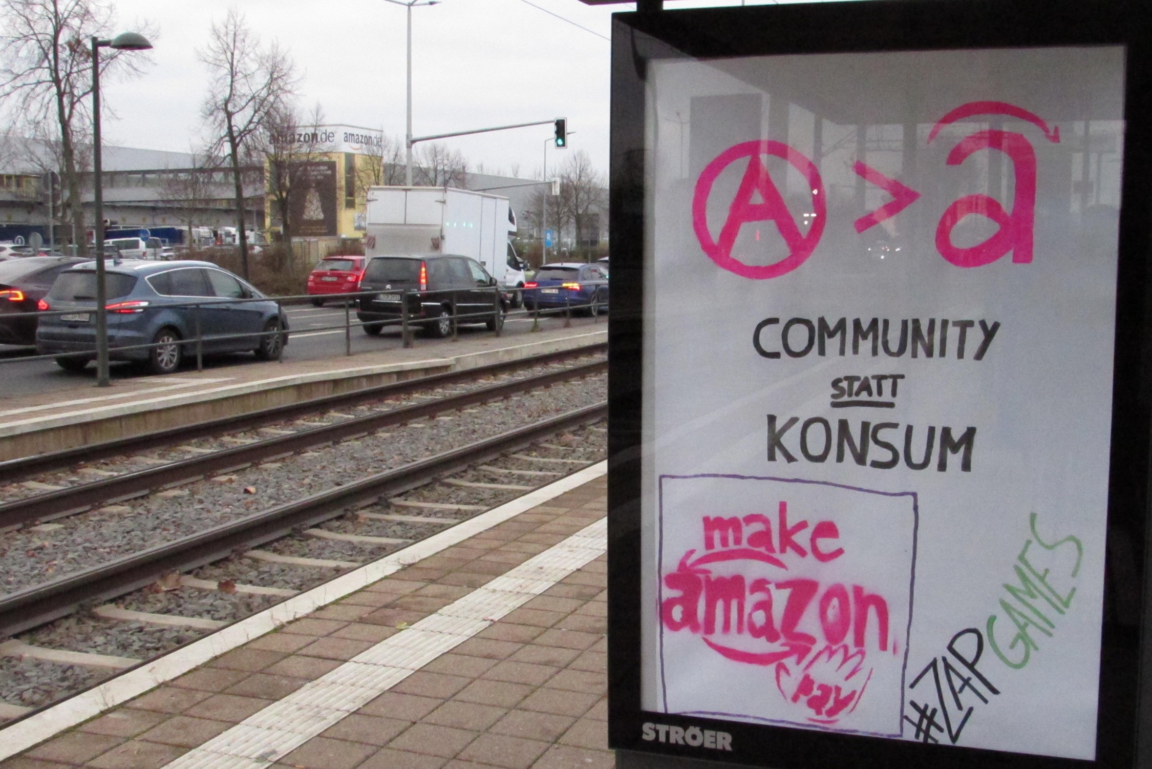 Adbusting-Aktion an der StraĂźenbahnhaltestelle am Amazon-Verteilzentrum. Foto: privat