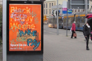 Übermaltes Amazon-Plakat an der LVB-Haltestelle in der Dresdner Straße. Foto: privat