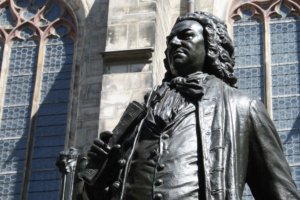 Das Bach-Denkmal vor der Thomaskirche. Foto: Ralf Julke