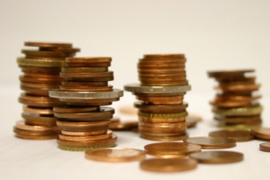 Aufgestapelte Centmünzen in Nahaufnahme.