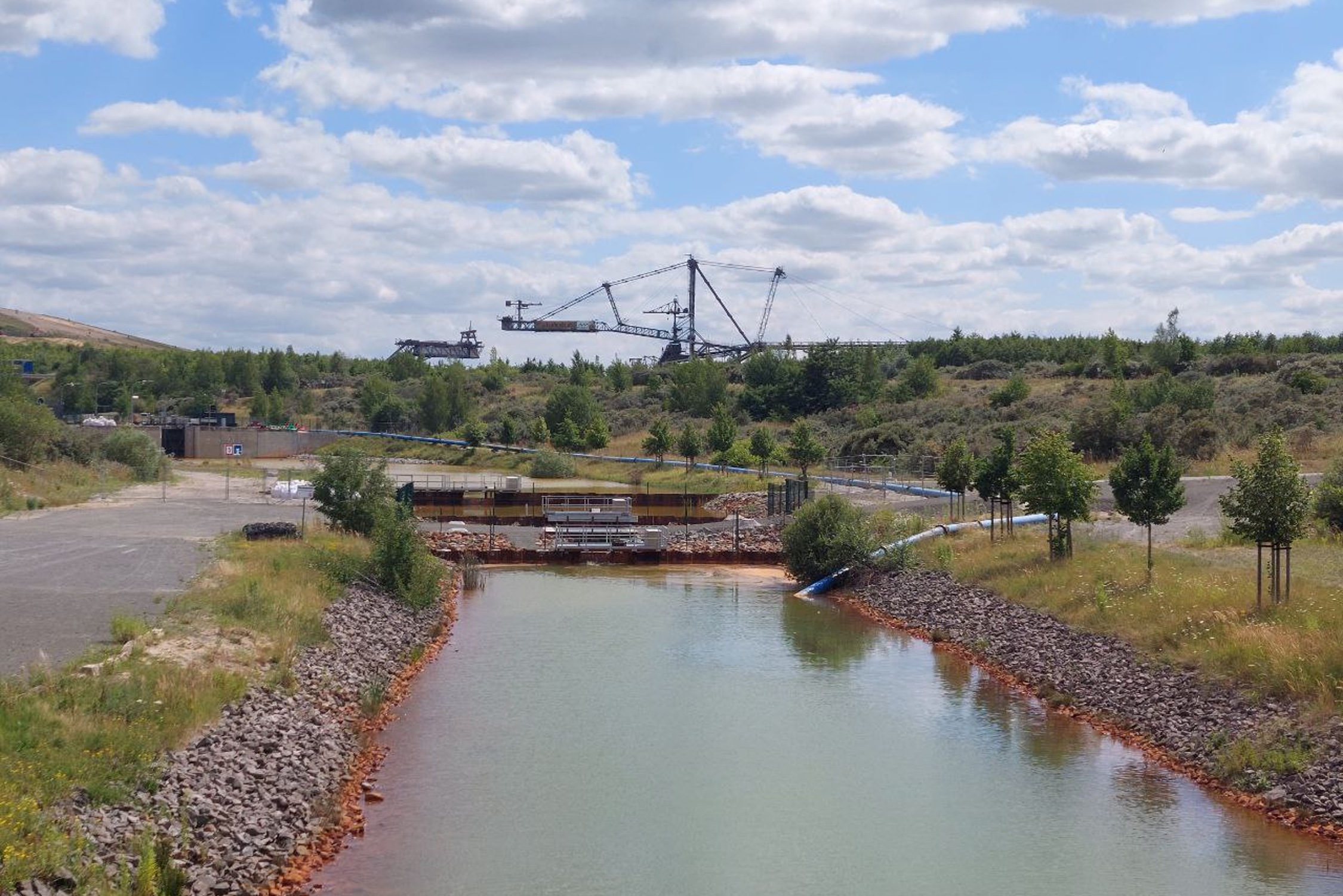 Schwere Steinpackungen sichern die Kanuparkschleuse im Störmthaler Kanal. Foto: Sabine Eicker