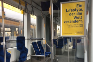 Innenaufnahme einer Leipziger Straßenbahn.