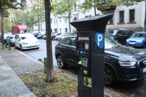 Parkticket-Automat, geparkte PKW.