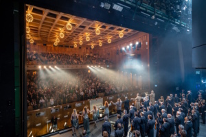 Der Schlussapplaus nach der „Götterdämmerung“ mit Ensemble und Gewandhausorchester auf der Bühne (2022). Foto: Tom Schulze