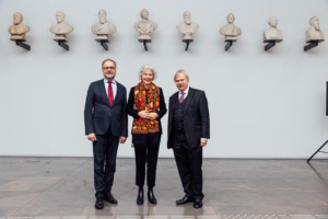 Bei der Präsentation der Büstengalerie v.r.n.l.: Prof. Dr. Rudolf Hiller von Gaertringen, Rektorin Prof. Dr. Eva Inés Obergfell und Prof. Dr. Andreas Korbmacher, Präsident des Bundesverwaltungsgerichts und Vorstand der Leipzig Stiftung. Foto: Christian Hüller