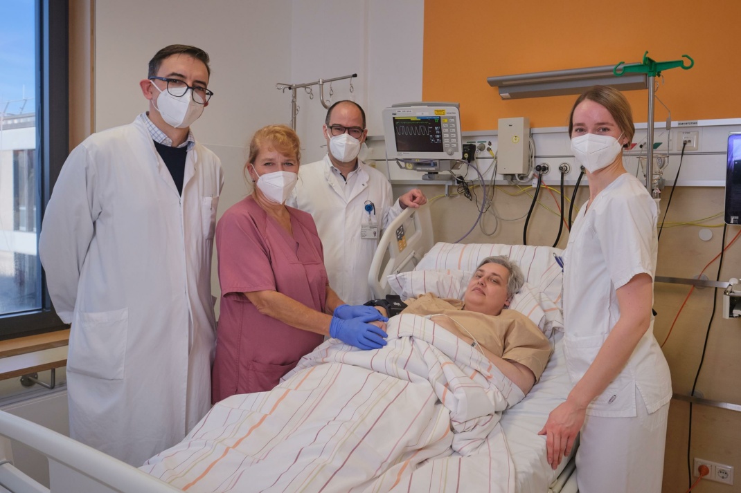 PD Dr. Vladan Vučinić, Krankenschwester Birgit Walther, Prof. Klaus Metzeler und Dr. Marie Jung (v. l.) bei der 300. CAR-T-Zell-Therapie am Bett der Patientin Ines Kortmann. Bild: UKL / Rico Thumser