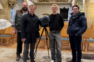 Das Team um Prof. Stefan Weinzierl (2.v.l.) vom Fachbereich Audiokommunikation der TU Berlin: Gregor Schweiger, Paul Simon, Elias Scheuchner (v.l.) mit einem Dodekaeder-Lautsprecher für raumakustische Messungen in der Torgauer Schlosskapelle. Foto: LRA/Klöppel
