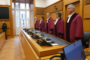 Richter am BVerwG in roten Roben an der Richterbank, Seitenaufnahme.