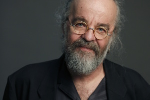 Porträtaufnahme eines bärtigen Mannes.