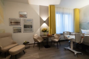 Warme Farbtöne und indirekte Beleuchtung sorgen in den neuen Familienzimmern des UKL für eine angenehme Atmosphäre. Bild: UKL / Stefan Straube